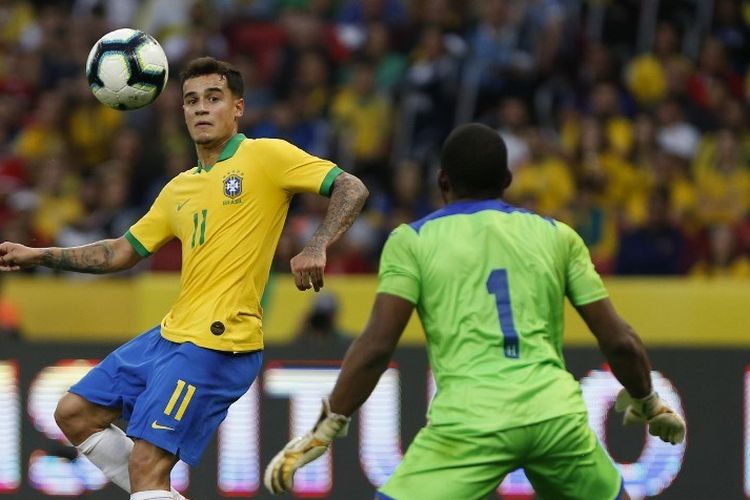 Philippe Coutinho mencoba mengelabui kiper Luis Lopez pada laga uji coba Brasil vs Honduras di Stadion Beira Rio, 9 Juni 2019. 