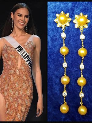 Jawara Miss Universe 2018 Catriona Gray menggunakan anting dengan detail ciri khas negaranya, Filipina, yang terinspirasi dari bendera negara mereka.