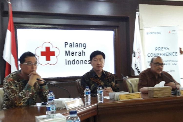 Samsung Electronics Indonesia memberikan donasi Rp 9 miliar untuk Sulawesi Tengah. Penyerahan donasi diberikan kepada Palang Merah Indonesia (PMI) selaku mitra kerja, Kamis (18/10/2018).