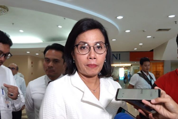 Menteri Keuangan Sri Mulyani Indrawati ketika ditemui awak media selepas Upacara Peringatan Hari Pahlawan di kawasan Kementerian Keuangan, Senin (12/11/2018).