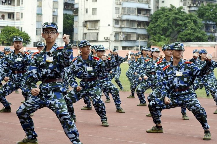 Setiap warga negara China berusia 19-22 tahun diwajibkan menjalani satu bulan pelatihan militer.