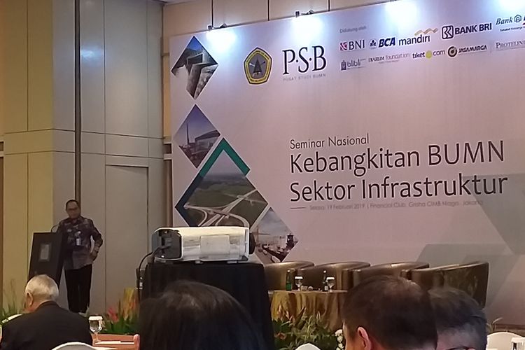 Deputi Bidang Restrukturisasi dan Pengembangan Usaha Kementerian BUMN, Aloysius Kiik Ro saat membuka acara seminar nasional Kebangkita BUMN Sektor Infrastruktur di Jakarta, Selasa (19/2/2019). 