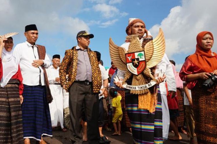 Parade Kebangsaan di Kota Ende, Flores, Nusa Tenggara Timur, Senin (1/6/2015), digelar dalam rangka memperingati Hari Lahir Pancasila 1 Juni. Tampak Wakil Bupati Ende, Djafar Achmad (tengah, berpeci) di Pantai Bung Karno usai mengikuti parade laut dari Pulau Ende.