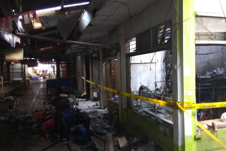 Garis polisi terpasang di deretan kios yang terbakar di Pasar Manis Ciamis, Rabu pagi (26/6/2019).