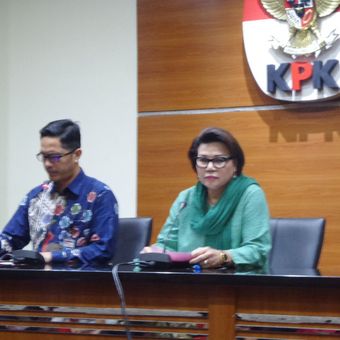 Juru Bicara KPK Febri Diansyah dan Wakil Ketua KPK Basaria Panjaitan dalam jumpa pers di Gedung KPK Jakarta, Rabu (29/11/2017).
