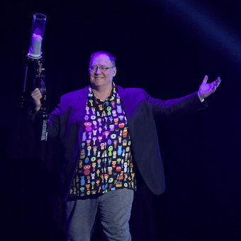 Chief Creative Officer Pixar and Walt Disney Animation Studios, John Lasseter, siap melontarkan kaus ke arah penonton dalam salah satu sesi di perhelatan D23 Expo 2017, di Anaheim, California, Jumat (14/7/2017).