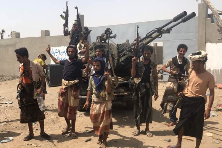 Pasukan pro pemerintah Yaman yang didukung koalisi pimpinan Arab Saudi berkumpul di sela pertempuran melawan pemberontak Houthi di bandara Hodeidah, Senin (18/6/2018).