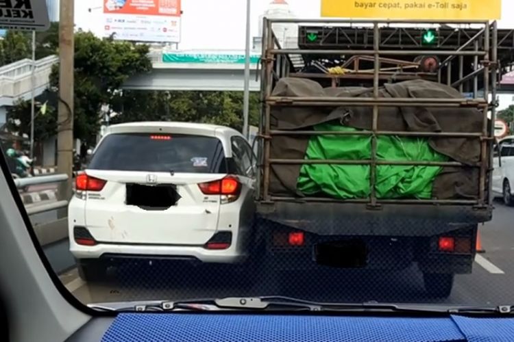 Video sebuah mobil berebut jalur dengan truk di tol dalam kota