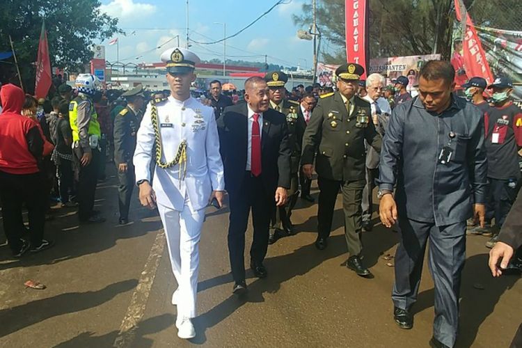 Menteri Pertahanan Ryamizard Ryacudu berjalan kaki menuju lokasi peringatan HUT ke-72 TNI di Cilegon, Kamis (5/10/2017) setelah terjebak kemacetan.