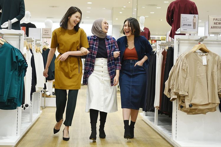 Kiri ke kanan: Laura Basuki, Ayudia, dan Vanesha Priscilla menggunakan koleksi fall/winter Uniqlo.