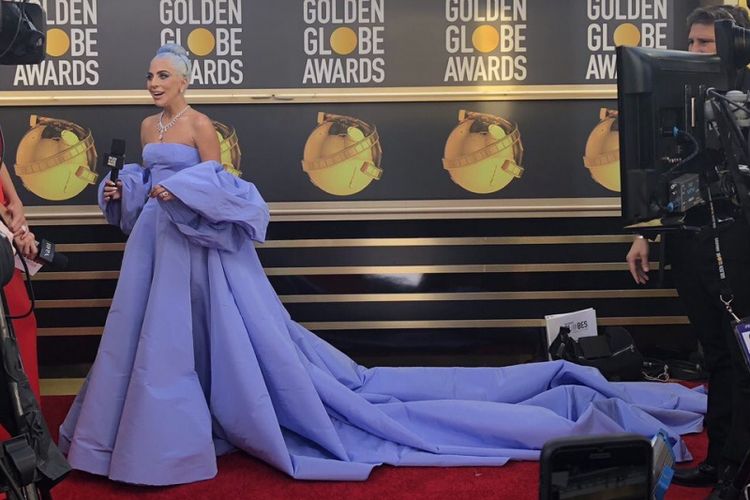 Penyanyi sekaligus pemeran film A Star Is Born Lady Gaga saat tiba di karpet merah Golden Globe 2019, Minggu (6/1/2018) waktu setempat.