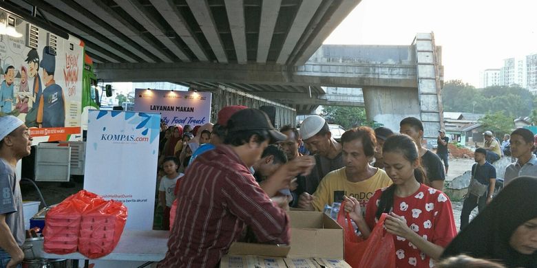 Masyarakat berbondong-bondong serbu menu buka puasa di Jalan Flyover Cilitan, Jakarta Timur, Kamis (23/5/2019).