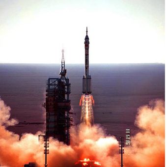 Shenzhou 5 meluncur