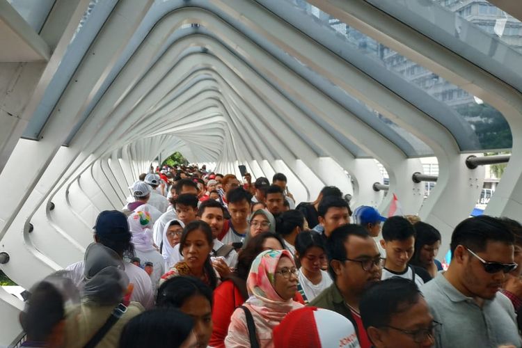 JPO GBK dipadati massa pendukung Jokowi-Maruf, Sabtu (13/4/2019).