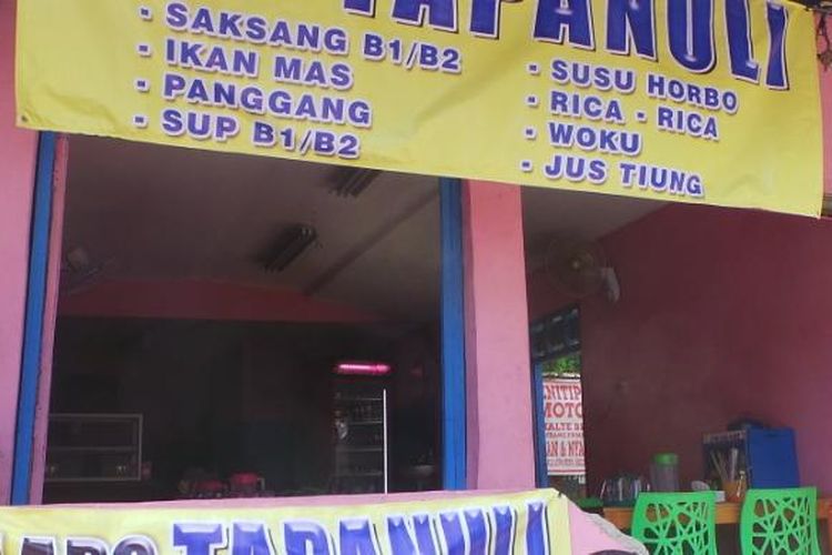 Sebuah warung lapo yang menjual masakan dari daging anjing konsumsi di Cililitan, Jakarta Timur. Rabu (30/9/2015).