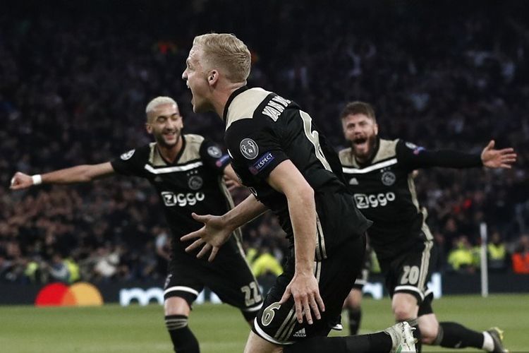 Donny van de Beek merayakan gol bersama rekan-rekannya pada laga Tottenham vs Ajax Amsterdam di Stadion Tottenham Hotspur dalam semifinal Liga Champions, 30 April 2019.