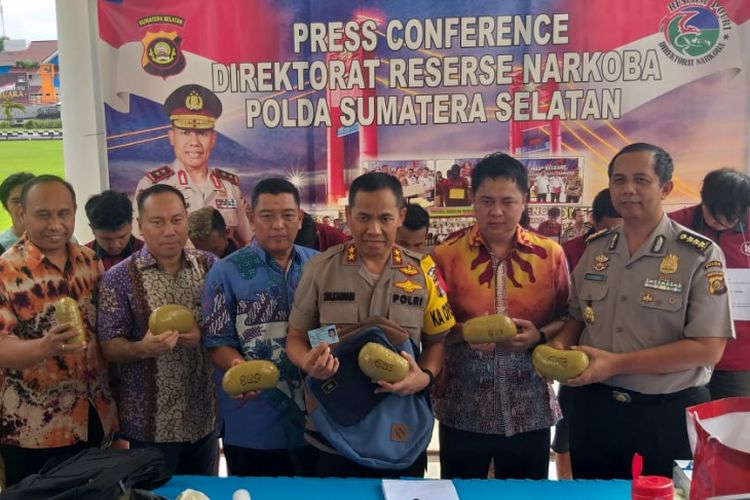 Sabu sebanyak 5,8 kilogram sabu yang hendak dikirim ke kota Kendari digagalkan Polda Sumatera Selatan setelah tujuh orang pelaku asal Jawa Barat tertangkap petugas bandara Sultan Mahmud Badaruddin II Palembang, Jumat (22/2/2019).