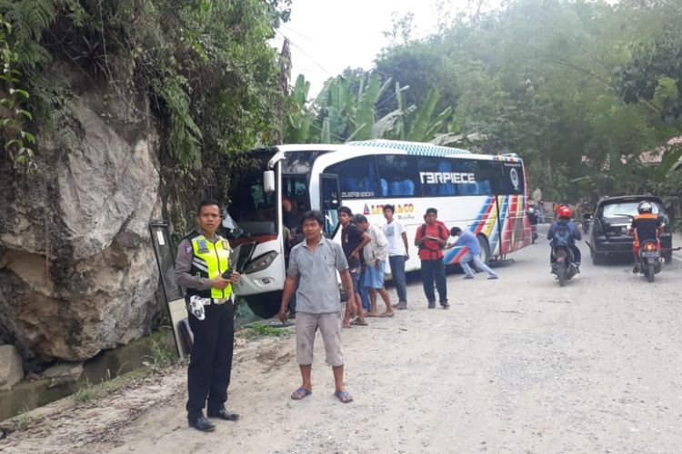Sebuah bus angkutan mudik natal menabrak tebing batu di jalan trans sulawesi kelurahan tambunan, kecamatan makale utara, Sabtu (22/12/2018). 