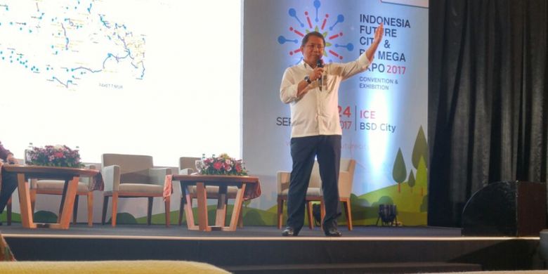 Menteri Komunikasi dan Informatika Rudiantara saat menjadi pembicara Konferensi Indonesia Future City & REI Mega Expo 2017 di Indonesia Convention Exhibition (ICE) BSD City, Tangerang, Banten, Senin (18/9/2017).