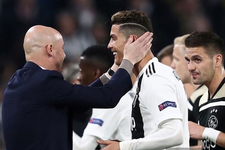 Erik Ten Hag berbincang dengan Cristiano Ronaldo pada pertandingan Juventus vs Ajax Amsterdam dalam perempat final Liga Champions di Stadion Allianz, 16 April 2019. 