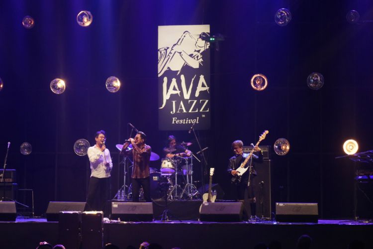 Grup band Java Jive tampil dalam pergelaran Java Jazz 2018 yang diadakan di JIExpo, Kemayoran, Jakarta Pusat, Sabtu (3/3/2018) malam.