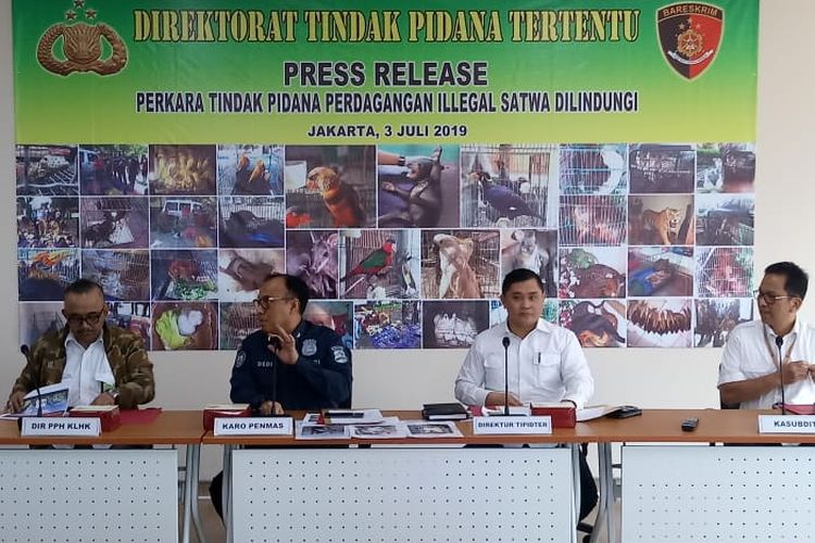 Kepala Subdit I Direktorat Tindak Pidana Tertentu Bareskrim Polri Kombes Adi Karya Tobing (paling kanan) di Gedung Bareskrim Polri, Jakarta Selatan, Rabu (3/7/2019).