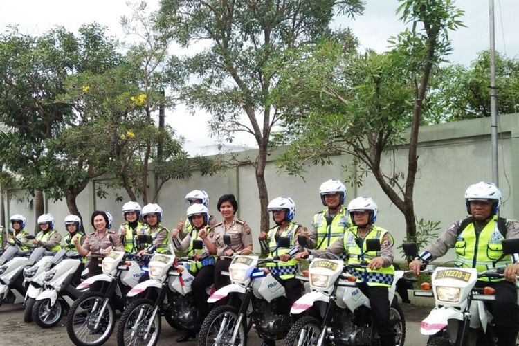 Kabid Humas Polda Sumut Kombes Rina Ginting bersama tim pengurai kemacetan di lokasi acara Ngunduh Mantu, Kamis (23/11/2017).
