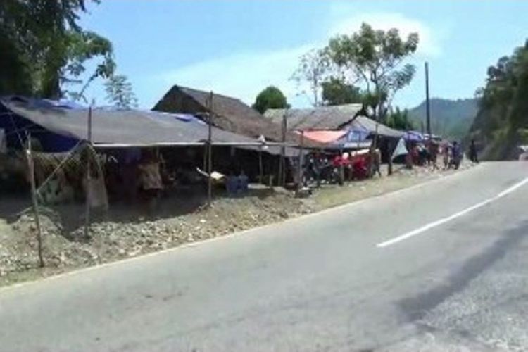 Setelah seminggu di pengungsian, korban gempa dan tsunami di Palu dan Donggala mulai kehabisan stok makanan. 