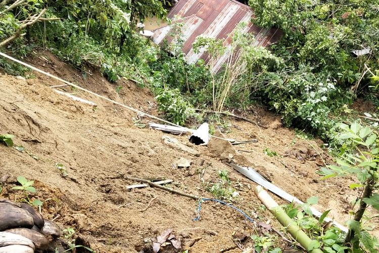 Puluhan rumah diterjang longsor di Sawahlunto, Sumatera Barat, Rabu (12/6/2019).