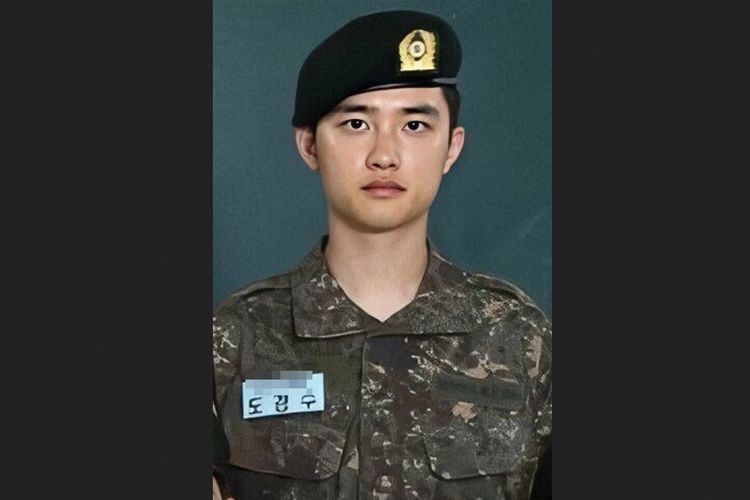 D.O atau Do Kyungsoo, salah satu member EXO yang sedang menjalani wajib militer atau wamil.