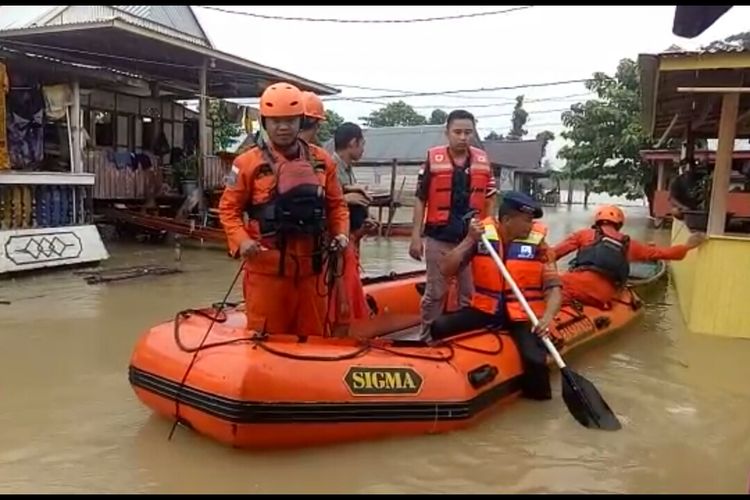 Tim Basarnas Makassar tengah menyusuri pemukiman warga di Kabupaten Wajo, Sulawesi Selatan yang terendam banjir setinggi 2 meter. Selasa, (11/6/2019).
