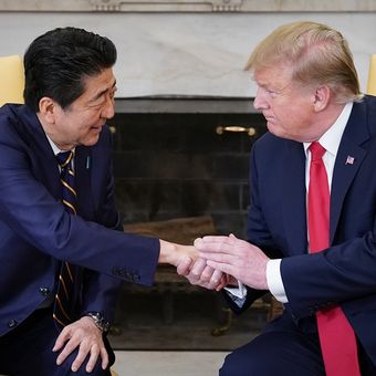 Perdana Menteri Jepang Shinzo Abe saat bertemu Presiden AS Donald Trump di Gedung Putih, Jumat (26/4/2019).