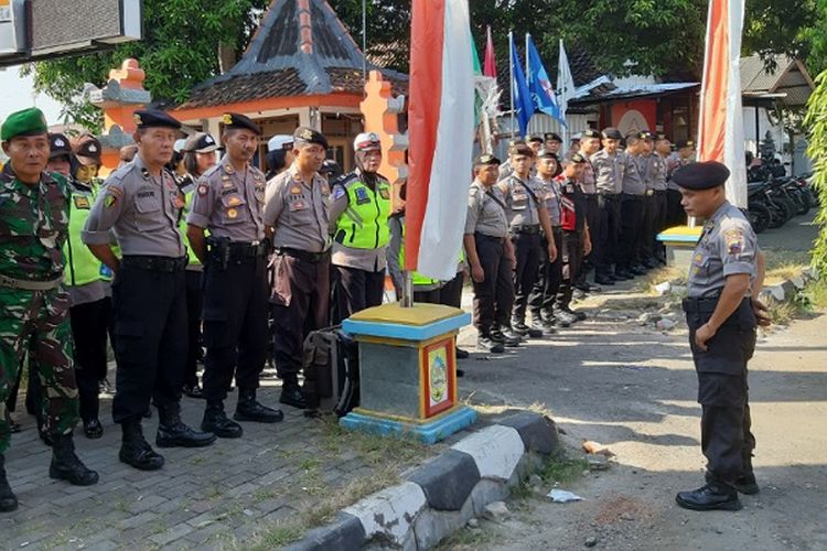 Aparat Kepolisian dari Polres Pemalang, Jawa Tengah, bersama anggota TNI dari Kodim 0711 Pemalang melaksanakan pengamanan di depan kantor KPU Pemalang.