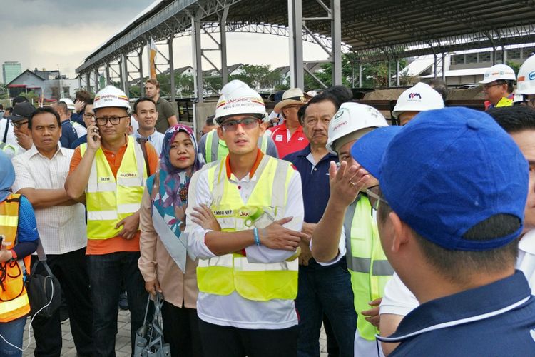 Wakil Gubernur DKI Jakarta Sandiaga Uno meninjau pembangunan arena pacuan kuda (equestrian) di Pulomas, Jakarta Timur, Minggu (12/11/2017).