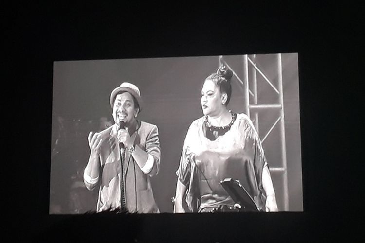Tompi dan Bertha beraksi dalam konser #TNDMT Glenn Fredly untuk Slank yang diselenggarakan di Gandaria City Hall, Jakarta Selatan, Sabtu (30/9/2017).