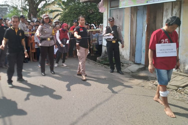 Rekontruksi pembunuhan ketua waria diRumah Susun (Rusun) Blok 12 lantai 1, Palembang, Suamatera Selatan, Jumat (21/6/2019). 