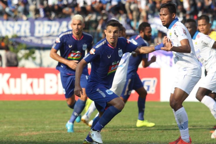 Pemain PSIS Semarang, Silvio Escobar, dijaga ketat bek Persib Bandung di Stadion Madya, Magelang, Minggu (21/7/2019).