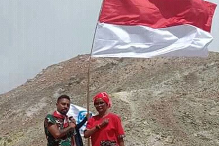 Komunitas pariwisata Kota Maumere mengibarkan bendera Merah Putih di puncak Gunung Egon, Kabupaten Sikka, NTT, Sabtu (17/8/2019). 