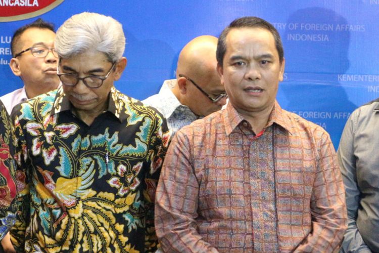 Konsulat Jenderal RI di Hong Kong, Tri Tharyat (kedua dari kanan) ketika ditemui di kantor Kementerian Luar Negeri, Jakarta, Jumat (9/2/2018).