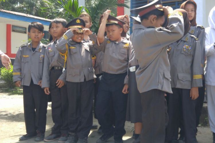 Sejumlah anggota Polisi Kebersihan di SDN 118315 Perkebunan Negeri Lama Seberang, Kabupaten Labuhan Batu, Sumatera Utara.