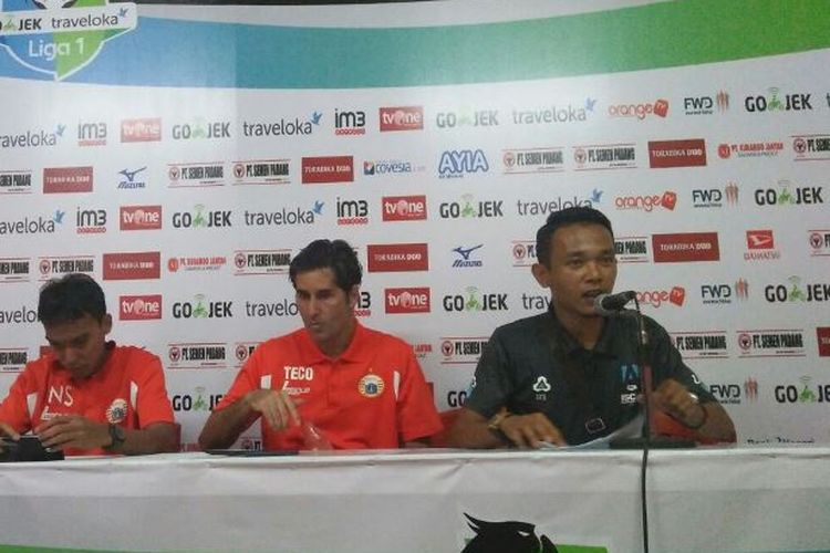 Pelatih Persija Jakarta, Stefano Teco Cugurra, memberikan keterangan kepada media seusai melawan Semen Padang, Rabu (12/7/2017). 