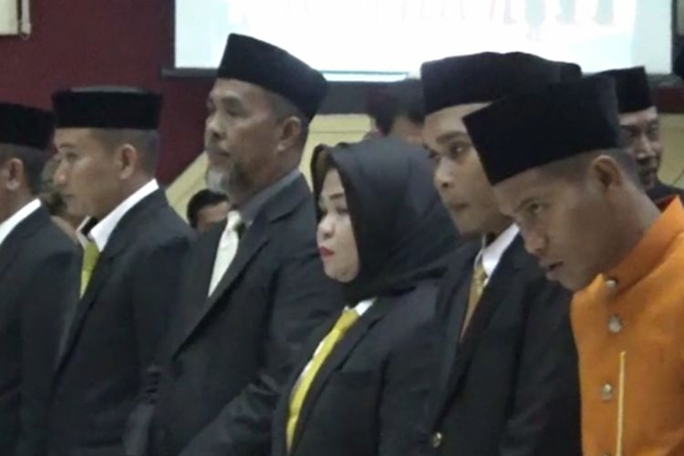 Mirwan (paling kanan) mengenakan pakaian adat berwarna oranye saat dilantik sebagai anggota DPRD Pasangkayu, Sulawesi Barat, Rabu (28/8/2019).