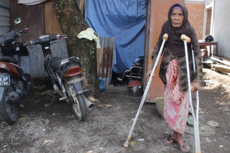 Inaq Suri (85) masih mengungsi di sebuah gubuk yang berada di bawah pohon mangga, dengan terpal biru seadanya. Dia dikepung rumah-rumah tahan gempa bantuan pemerintah, di Pengempel, Bertais, Kecamatan Sandubaya, Kota Mataram. Inaq Suri juga berharap rumahnya segera dibangun, Jumat (22/3/2019).