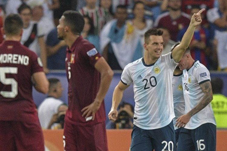 Giovani Lo Celso merayakan golnya pada pertandingan Venezuela vs Argentina dalam babak perempat final Copa America 2019 di Stadion Maracana, 28 Juni 2019. 