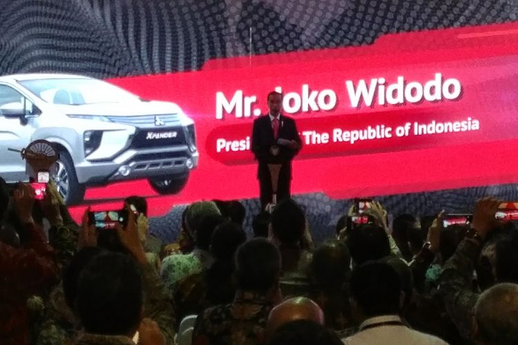 Presiden Joko Widodo menghadiri acara ekspor perdana Mitsubishi Xpander di Tanjung Priok, Jakarta, Rabu (25/4/2018)