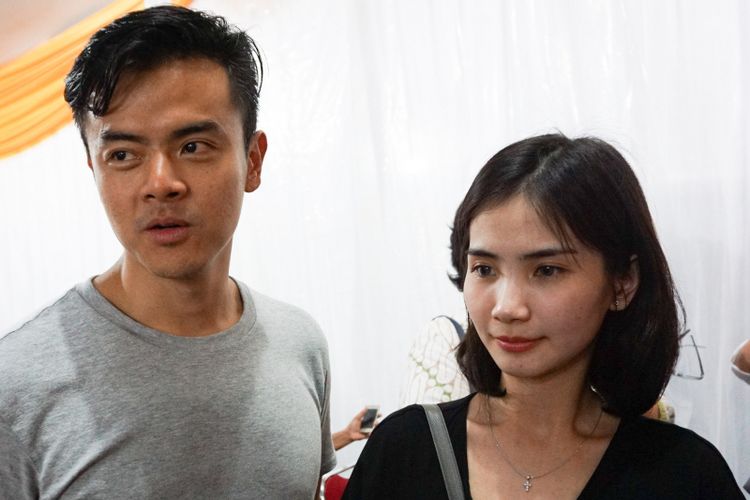 Dion Wiyoko dan sang istri, Fiona Anthony saat ditemui di Gereja Santa Perawan Maria Ratu, Kebayoran Baru, Jakarta Selatan, Kamis (29/3/2018).