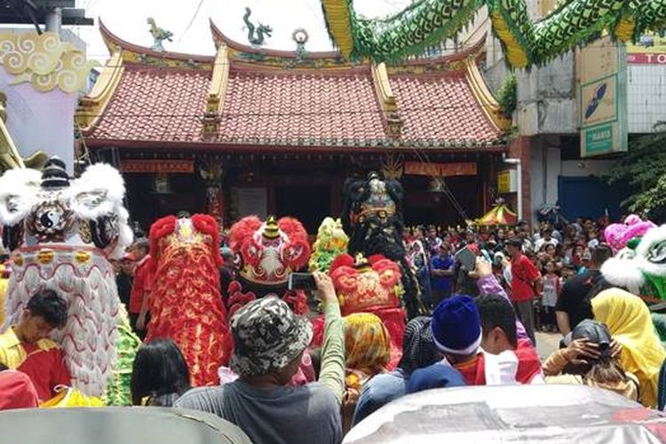 Suasana pertunjungan barongsai di depan Klentheng Tien Kok Sie jelang tahun baru Imlek 2019, di Kota Solo.