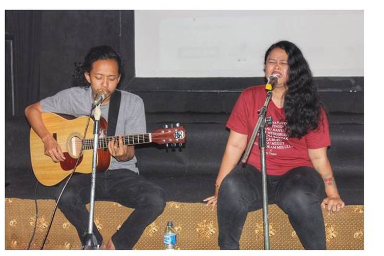Penampilan Fajar Merah dengan Fitri Nganthi Wani yang menyanyikan lagu Derita Sudah Seleher dalam musikalisasi puisi Nyanyian Akar Rumput.