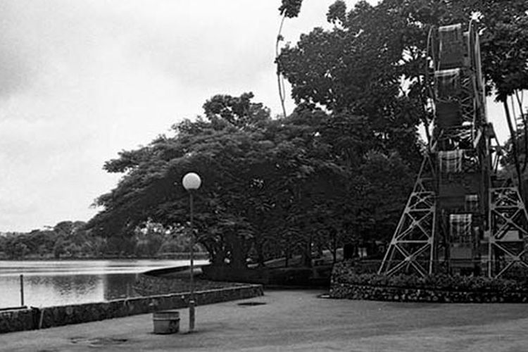 Wahana Dermolen yang diberi nama Roda Tamasya berada dekat pintu masuk di pinggir danau buatan Taman Ria Remaja.