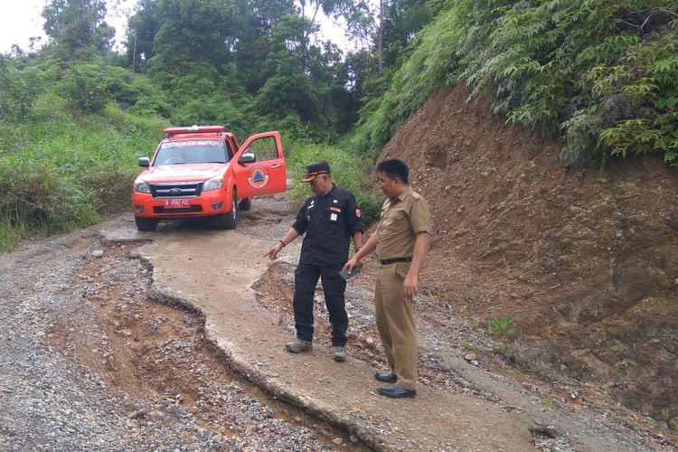 Kepala BPBD Kabupaten Sidrap, Sulawesi Selatan, saat memantau titik Longsor